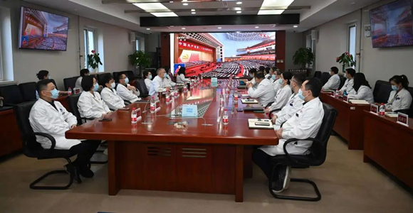 坚定信心 同心同德 埋头苦干 奋勇前进<br>北医三院师生员工收听收看党的二十大开幕会，认真学习讨论二十大报告