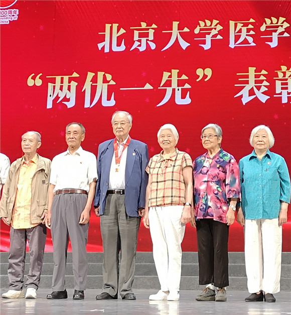 光荣在党50年,我们见证!北京大学第三医院在七一前夕开展老党员走访慰问活动