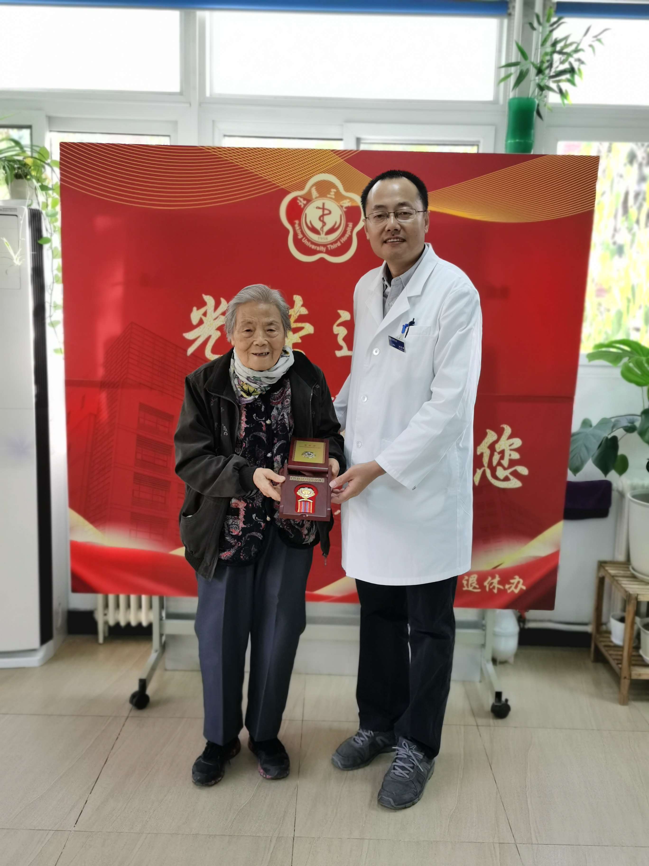 慰问参加抗美援朝的老战士