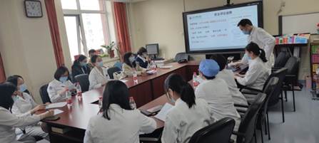 人们在看台上的人在交谈中度可信度描述已自动生成