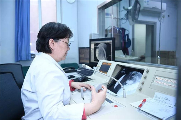 记一位Meckel憩室患儿的确诊｜为了明确诊断，医生穿上铅衣，陪着琳琳的父母进入了造影室……