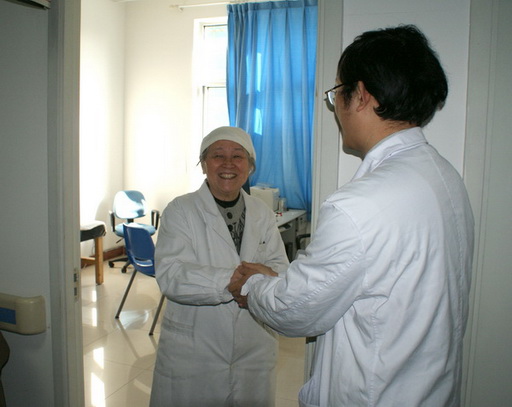 院区领导及核心组成员给坚守岗位的老专家和临床、医技科室职工拜年