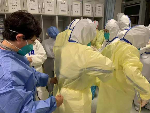 【教育部新闻办】致敬！冲锋在战“疫”一线的北大医学3位院长