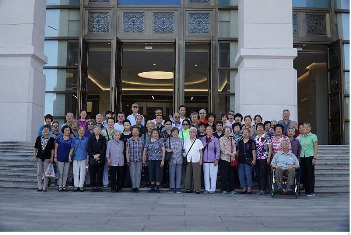 离退休党员参观庆祝中国人民解放军建军90周年主题展览