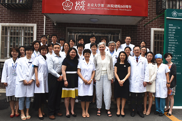 英国医学杂志BMJ主编Fiona Godlee一行来我院就医疗质量管理和科研工作进行交流