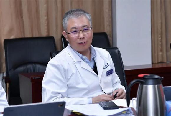 医院党委理论中心组召开专题会深入学习贯彻党的十九届六中全会精神