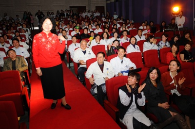 我院举办庆“三?八”杏林春色首届服装秀大赛