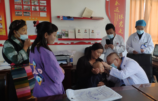 耳鼻喉科为8名西藏自治区先天性听障儿童实施人工耳蜗植入手术