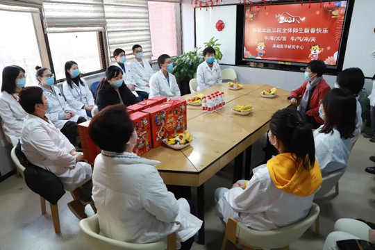 我院领导春节前看望慰问学生