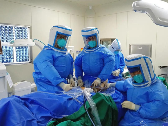 “我想在中国做手术,飞回家,平静地康复。”