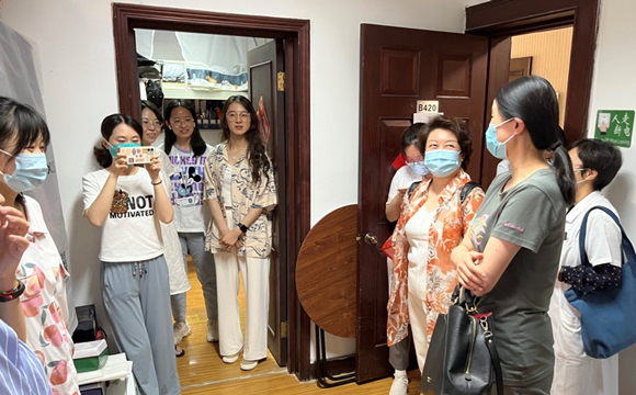 端午节前夕医院领导看望慰问学生