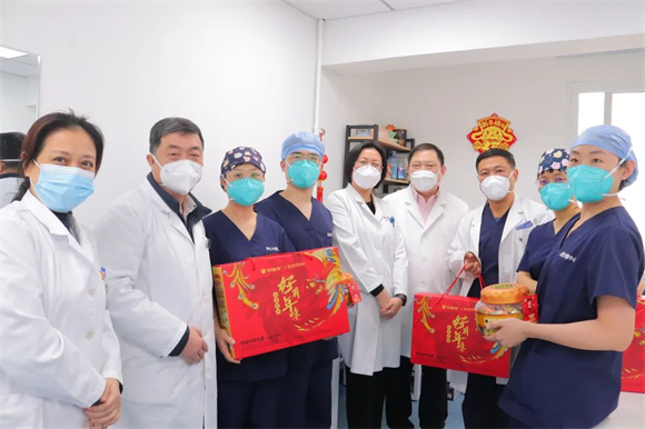 春节前夕院领导进行行政查房并为一线职工送去新春祝福