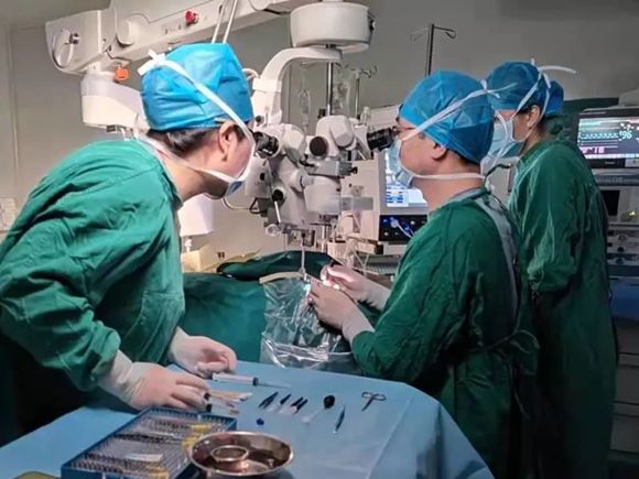 援藏纪实 | 援藏医生紧急手术,雪域少年重见光明