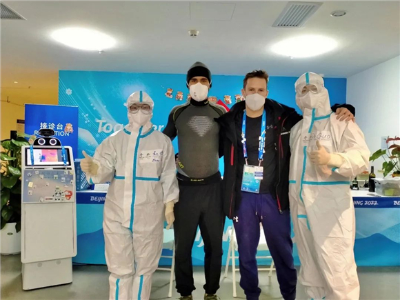 既能滑雪,又能救治伤员,他们来自北医三院滑雪协会……