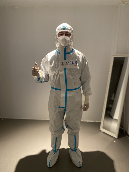 看到保洁工作队员也可以熟练正确地穿脱防护服,我就放心了