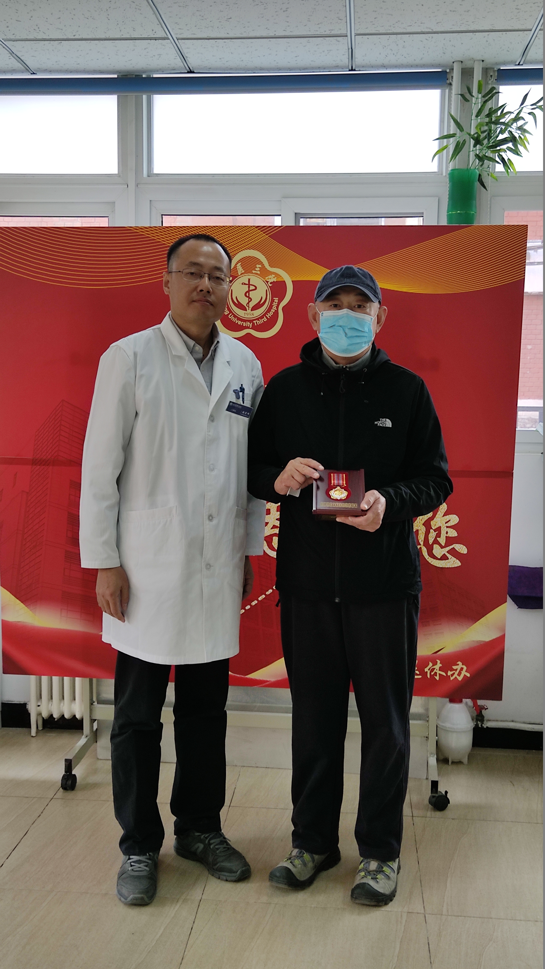 七一前夕医学部及院领导为参加抗美援朝的老战士颁发纪念章