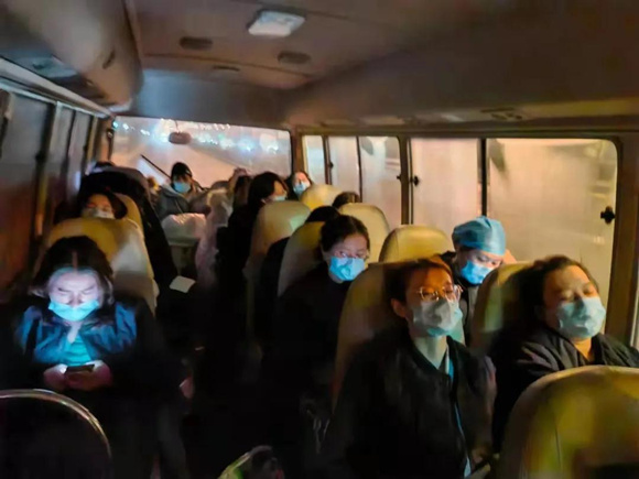 有召必应 北医三院医务人员紧急赴顺义区连续三天参加核酸采样工作