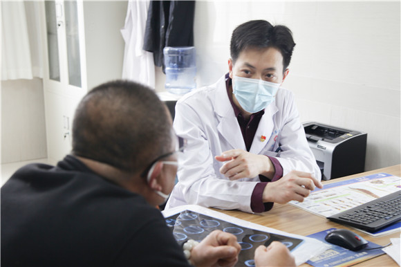 北京大学第三医院延安分院专家团队赴延长县人民医院义诊