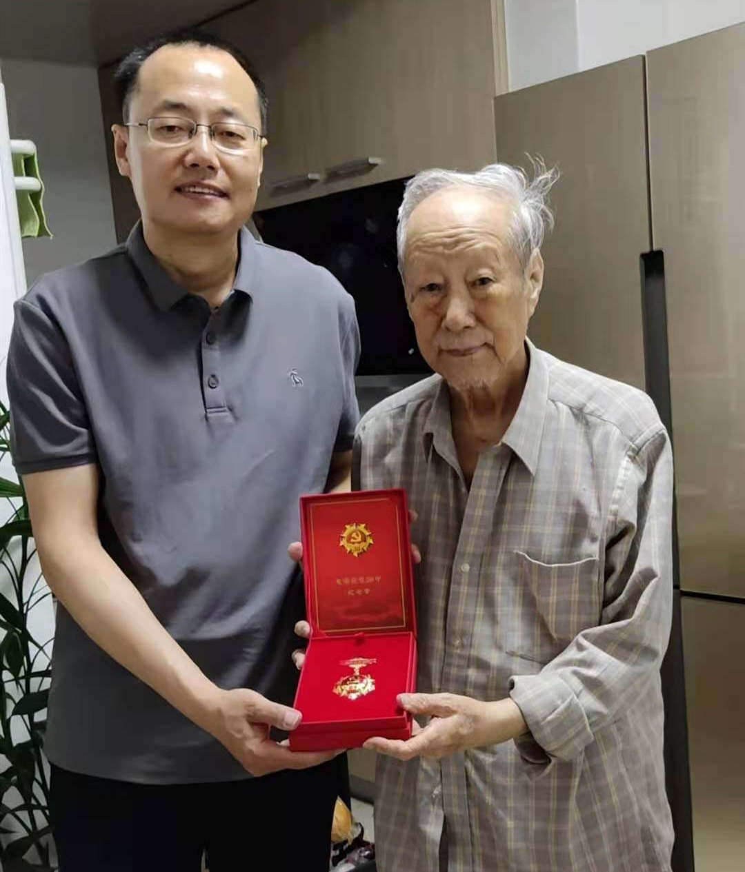 光荣在党50年,我们见证!北京大学第三医院在七一前夕开展老党员走访慰问活动