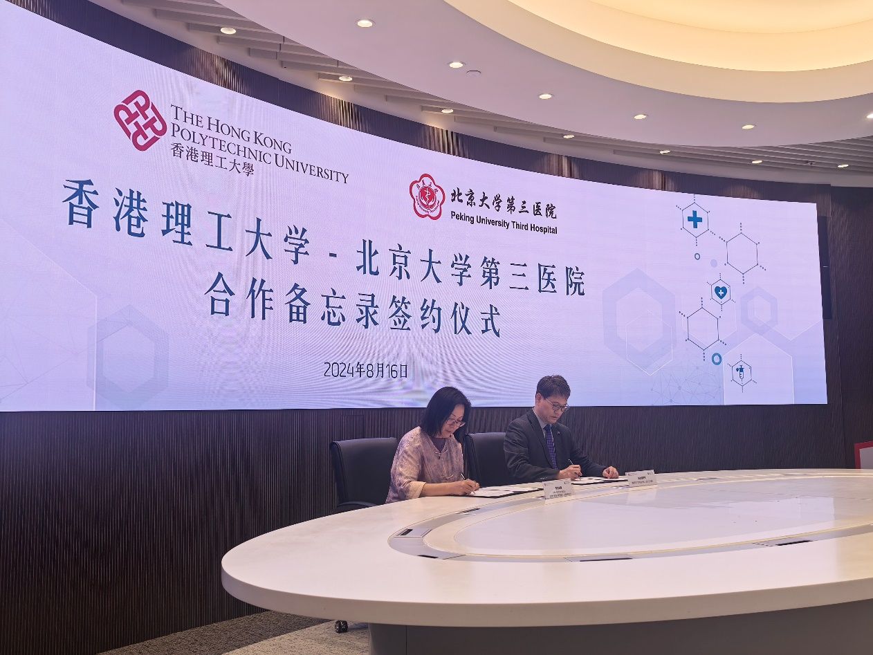 图片包含 室内, 桌子, 食物, 男人描述已自动生成