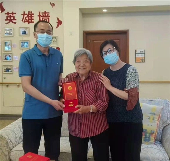 光荣在党50年,我们见证!北京大学第三医院在七一前夕开展老党员走访慰问活动