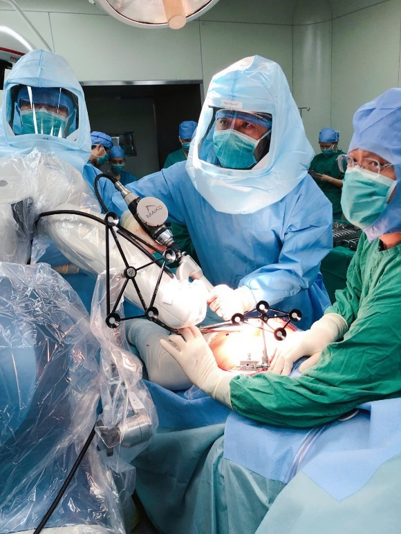 骨科完成我院首例骨科机器人辅助髋关节置换术