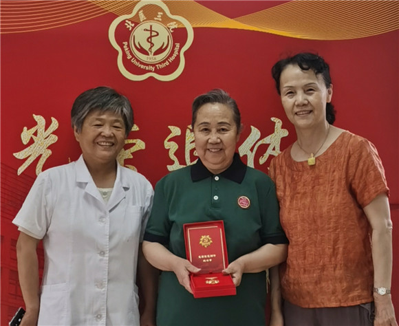 光荣在党50年,我们见证!北京大学第三医院在七一前夕开展老党员走访慰问活动