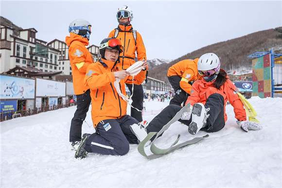 【新华社】功勋模范 | 冬奥“大白”,60余年故事未完