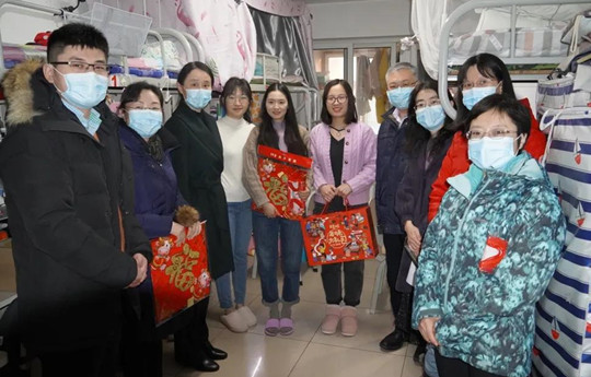 我院领导春节前看望慰问学生