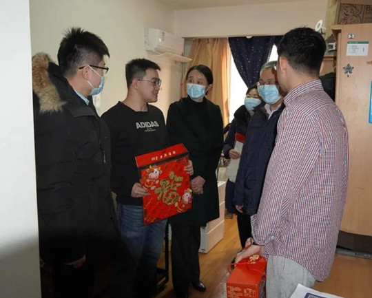 我院领导春节前看望慰问学生