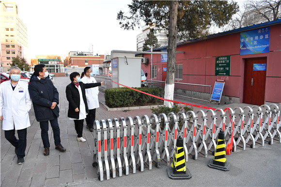 北京市卫生健康委员会党委书记钟东波大年初一到北京大学第三医院慰问一线医务人员