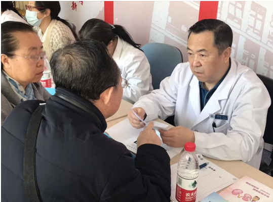 肾内科举办“人人享有肾脏健康”义诊活动