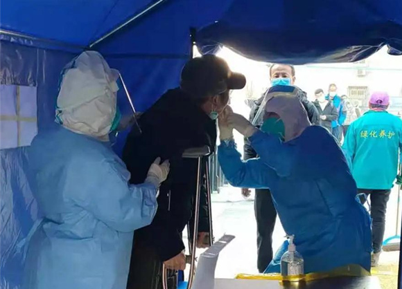 有召必应 北医三院医务人员紧急赴顺义区连续三天参加核酸采样工作
