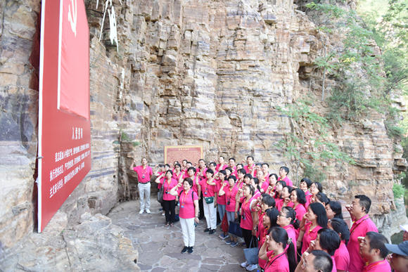 医院党委组织支部书记到红旗渠开展主题培训活动