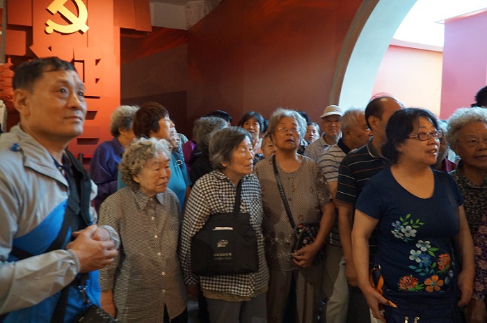 离退休党员参观庆祝中国人民解放军建军90周年主题展览