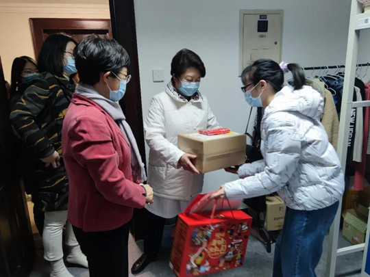 我院领导春节前看望慰问学生