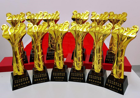 1奖杯.jpg