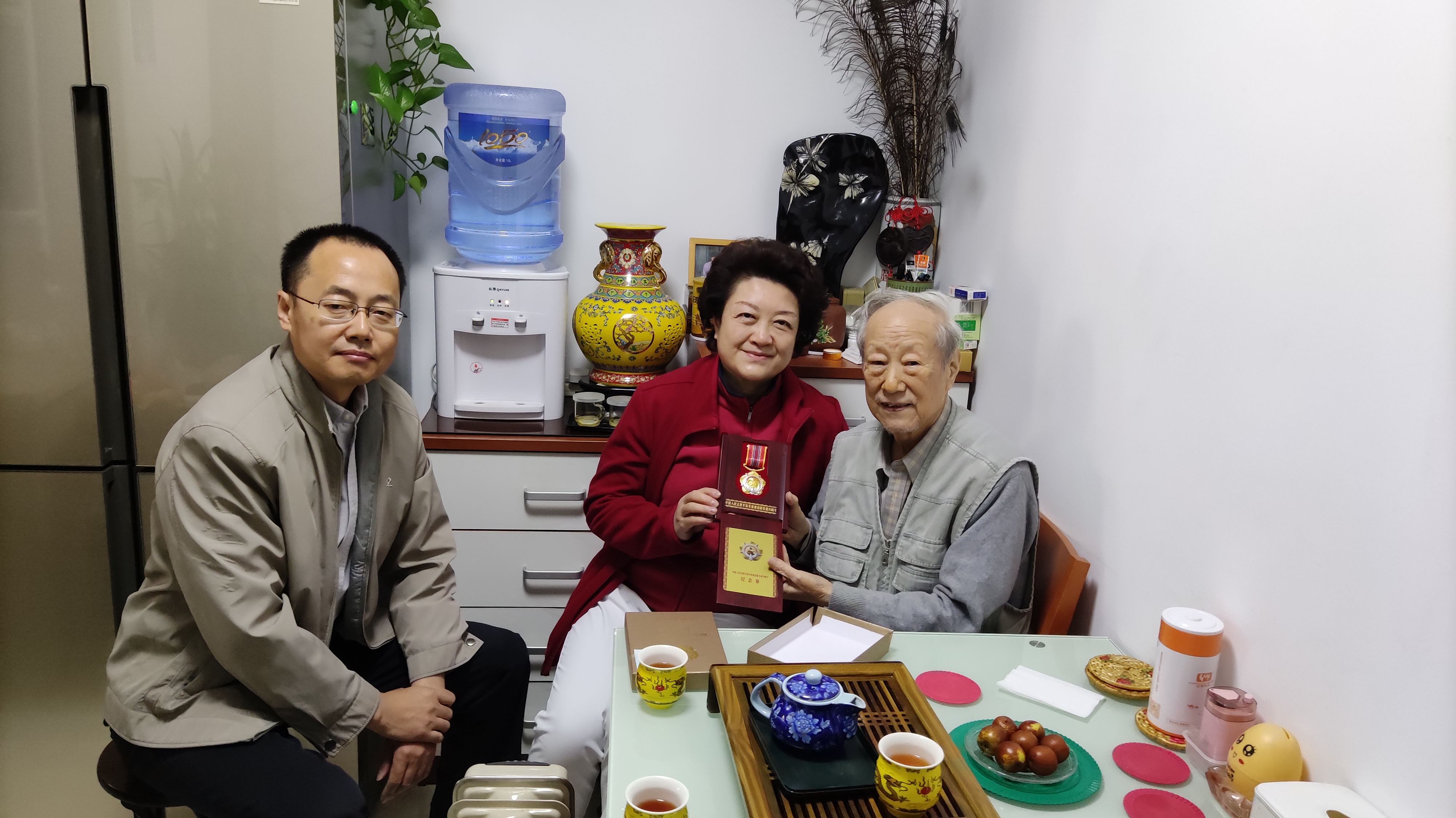 2020年七一前夕医学部朱树梅副书记及我院刘东明副书记及相关领导看望参加抗美援朝的老战士并颁发纪念章