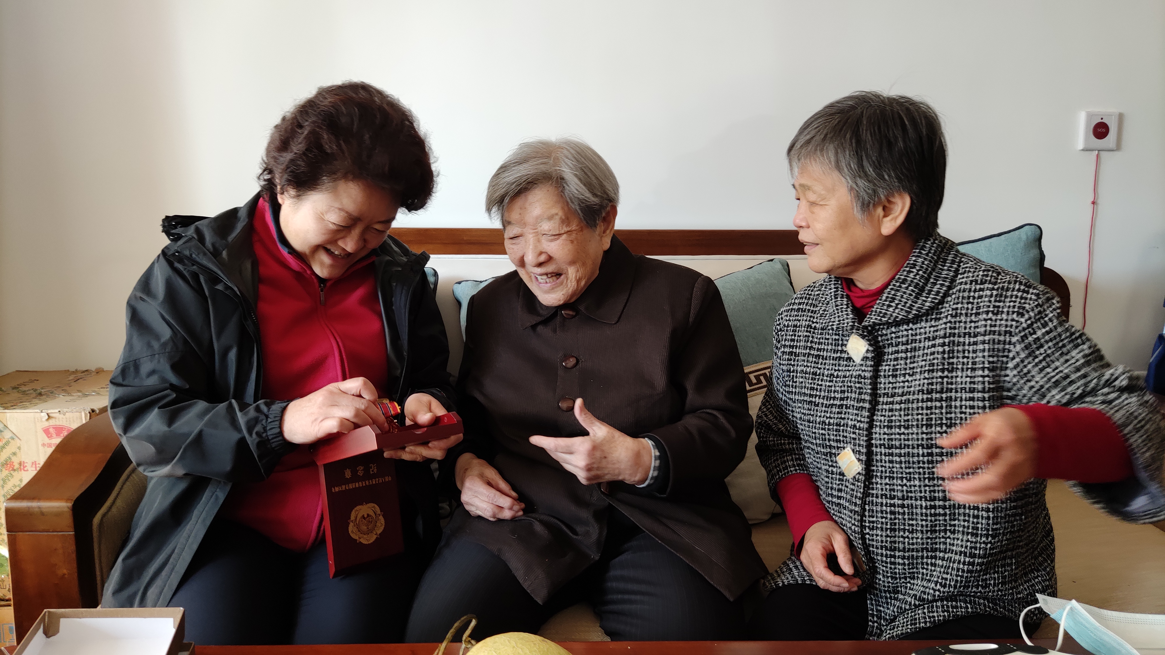 七一前夕医学部及院领导为参加抗美援朝的老战士颁发纪念章